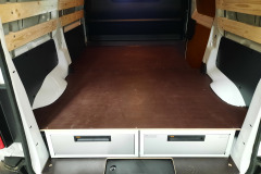 Bedrijfswageninrichting voorzien van vloerladen in Citroën Jumpy L2