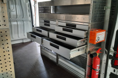 Bedrijfswageninrichting voorzien van laden en bakkenstelling Fiat Ducato L2 H2
