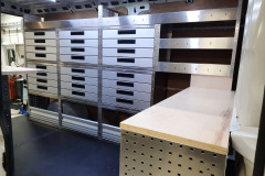 Bedrijfswageninrichting voorzien van laden, werkbank en bakkenstelling Fiat Ducato L3