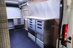 Bedrijfswageninrichting voorzien van laden, werkbank en perfowand Fiat Ducato L3