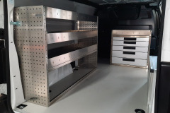 Bedrijfswageninrichting voorzien van bakkenstelling in Fiat Scudo L3