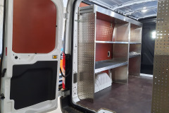 Bedrijfswageninrichting Ford Transit met schappen