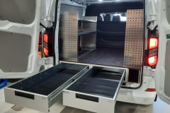 Bedrijfswageninrichting voorzien van vloerladen en bakkenstelling in Ford Custom