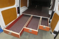 Bedrijfswageninrichting VW Caddy houten vloerlade
