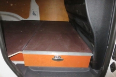 Bedrijfswageninrichting houten vloerlade VW Caddy schuifdeur