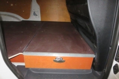 Bedrijfswageninrichting houten vloerlade VW Caddy schuifdeur