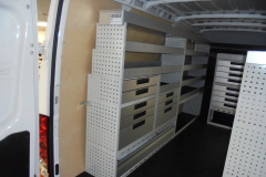 Bedrijfswageninrichting Iveco Daily met lades en bakkenstelling
