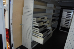 Bedrijfswageninrichting Iveco Daily met lades en bakkenstelling