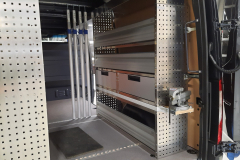 Bedrijfswageninrichting MB Sprinter met lades en bankschroef