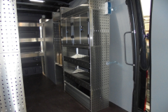 Bedrijfswageninrichting MB Sprinter met bakkenstelling en lockers