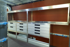 Bedrijfswageninrichting MB Sprinter met lades en schappen