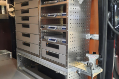 Bedrijfswageninrichting MB Sprinter met lades, koffers en bankschroef