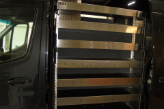Bedrijfswageninrichting MB Sprinter met bakkenstelling in de schuifdeur