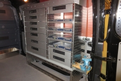 Bedrijfswageninrichting MB Sprinter met lades, koffers en werkbank met bakschroef