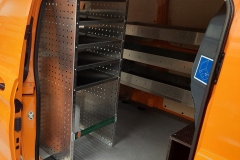 Bedrijfswageninrichting MB Vito met schappen en bakkenstelling