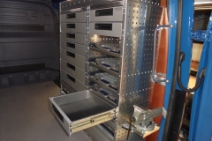 Bedrijfswageninrichting MB Sprinter met koffers , lades en bankschroef