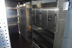 Bedrijfswageninrichting MB Sprinter met bakkenstelling en lockers