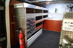 Bedrijfswageninrichting Nissan Primastar met koffers en bakkenstelling