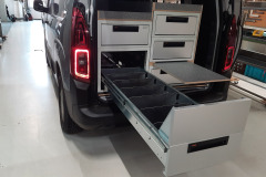 Bedrijfswageninrichting Opel Combo met vloerlades