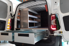 Bedrijfswageninrichting Opel Combo met vloerlades en bakkenstelling